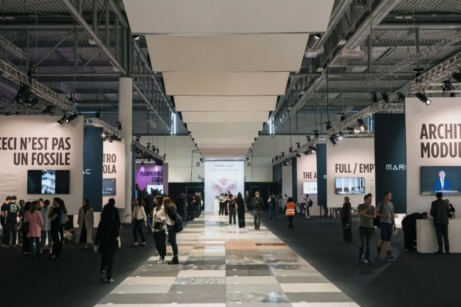 Interieur van een tentoonstellingsruimte met bezoekers en informatieborden over architecturale modules.