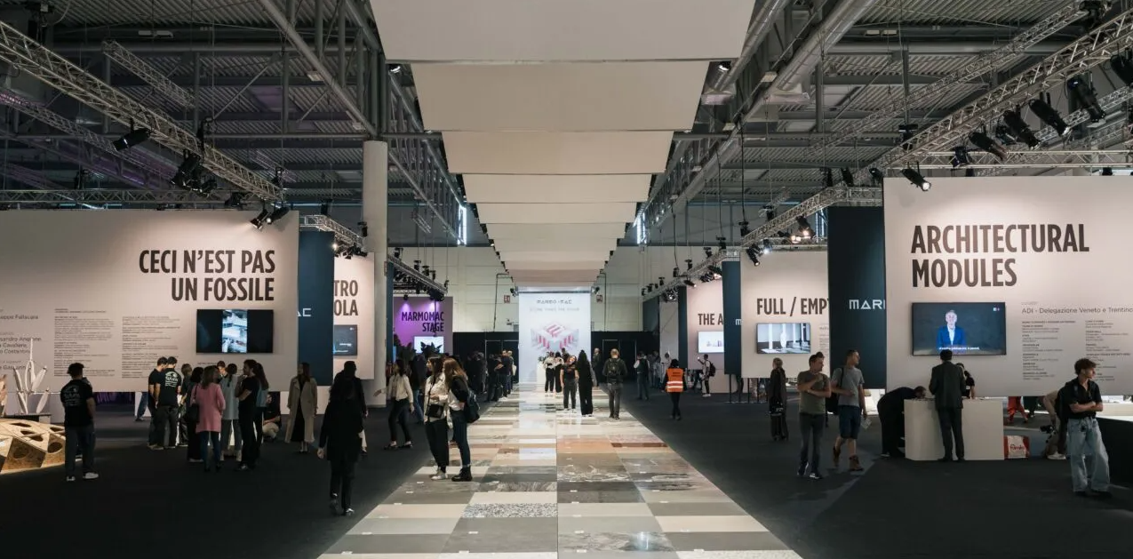 Interieur van een tentoonstellingsruimte met bezoekers en informatieborden over architecturale modules.